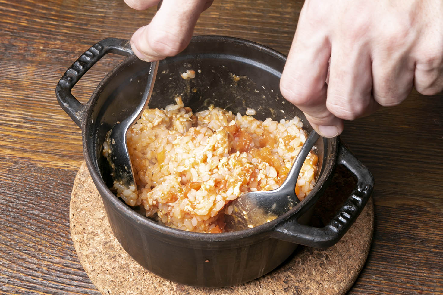 ダッチオーブンでトマトを丸ごと調理 10年以上愛される異色のチキンライス ぐるなび通信