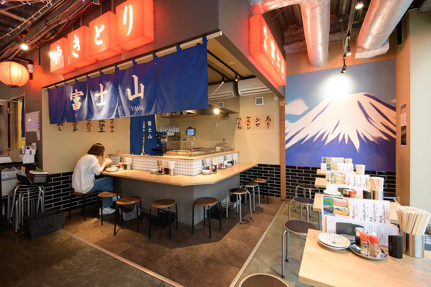 札幌「焼鳥 富士山」は1日7回転半の大盛況。“昼飲みできる焼き鳥店”で