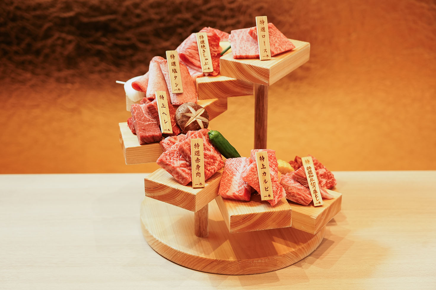 北新地の繁盛焼肉店「一牛」が、雌牛専門を売りにアッパー層から